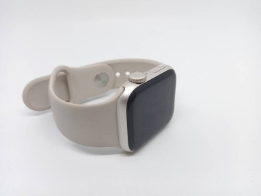 Bekasi, 18 Ocak 2024: Apple Watch gri rengi, APPLE şirketinden akıllı seğirme, beyaz arka planda izole edilmiş.