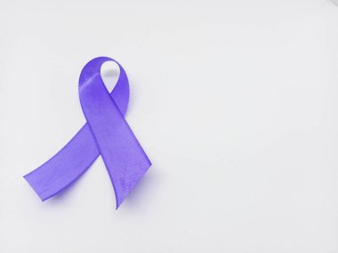 Dünya Kanser Günü, Dünya Kanser Günü için Mor Kurdele önleme desteği, beyaz arka plan, sağlık ve tıbbi konsept üzerine izole edilmiş.