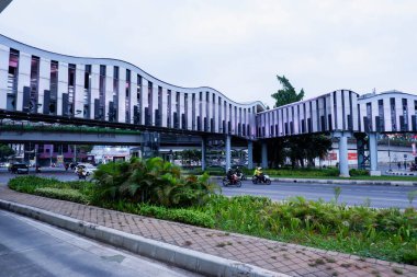 Jakarta, 11 Ocak 2024: Jakarta şehrinin Senen (jpo senen) pazar bölgesinden geçen köprü.