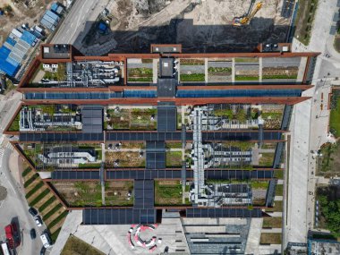 Vinç gdansk poland limanında yükleniyor. Yüksek kaliteli görüntüler. Vinçler ve gemiler boşaltılıyor..