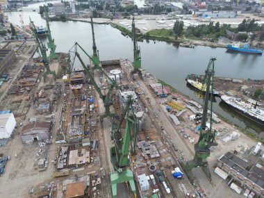 Vinç gdansk poland limanında yükleniyor. Yüksek kaliteli görüntüler. Vinçler ve gemiler boşaltılıyor..