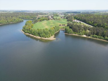 Parktaki nehrin güzel manzarası
