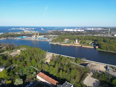 Şehir manzarası yukarıdan. Büyük bir port için drone görünümü.