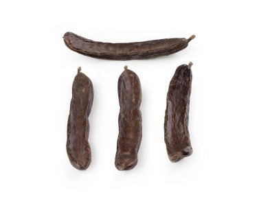 Beyaz arka planda keçiboynuzu meyvesi (Ceratonia silika) izole