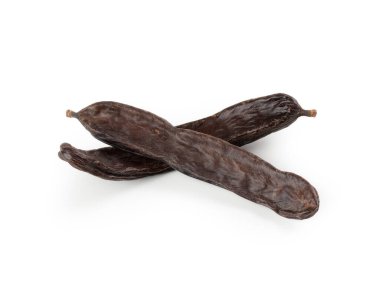 Beyaz arka planda keçiboynuzu meyvesi (Ceratonia silika) izole