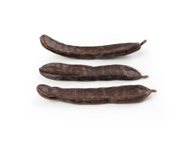 Beyaz arka planda keçiboynuzu meyvesi (Ceratonia silika) izole