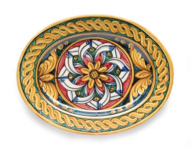 Caltagirone, Sicilya 'dan dekore edilmiş, el boyalı geleneksel İtalyan Seramik Tabağı Beyaz Arkaplanda İzole Edildi