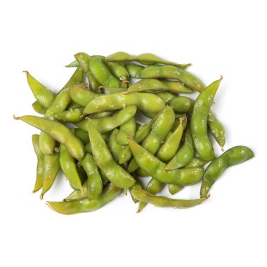 Edamame Soybeans, Beyaz Arkaplanda Yalıtılmış, Pişirilmiş, Tuz Taneli Japon Sebze İçi, Kaynatılmış, Grup halinde, Bunch Detailed Close-Up Macro, Top View, Yukarıdan
