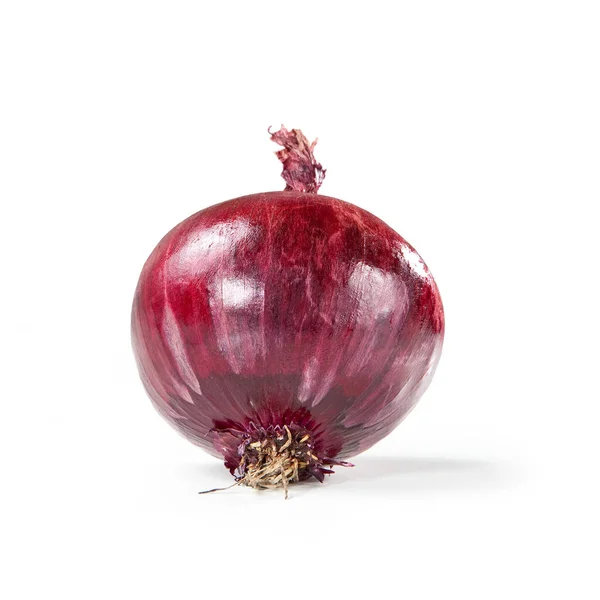 ホワイトバックグラウンドグループ ハレッド スライス赤い球根 紫色に分離されたイタリアのトロイマンのオニオン 未公開の光沢のある肌詳細なクローズアップマクロ — ストック写真