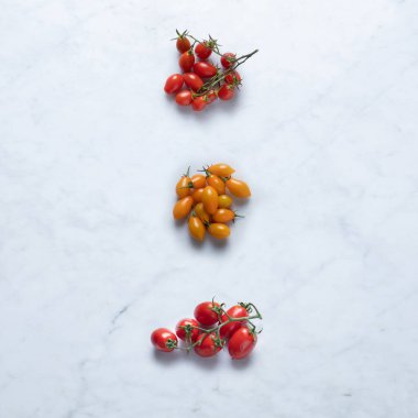 İtalya 'dan domatesler, İtalyan kiraz domatesleri, turuncu ya da sarı domatesler üzerine izole edilmiş, dal, dal, dal, yakın çekim Macro, Top View, Yukarıdan