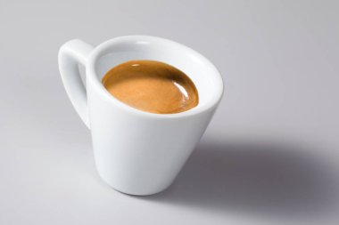 İtalya 'dan Espresso Kahve, Gri Arkaplan Orijinal Kremalı Arabika Kahvesi Geleneksel Beyaz Mermer Kupada Gölge, Krema Detaylı Makro, Yüksek Çözünürlüklü