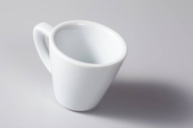 İtalyan Mermer Espresso Kahvesi, Gri Arkaplanda İzole edilmiş İtalyan Espresso Tabağı, Gölge ile birlikte İtalyan Barosu 'ndan (Kafeterya) Detaylı Kapalı Makro, Yüksek Çözünürlük