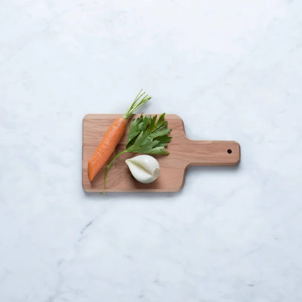 Vegetables Wooden Cutting Board Isolated Marble Background Orange Carrot Cut — Stock Photo, Image