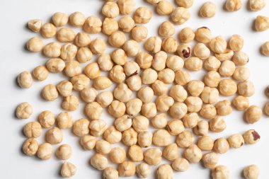 Beyaz arkaplanda kabuklu fındık dokusu