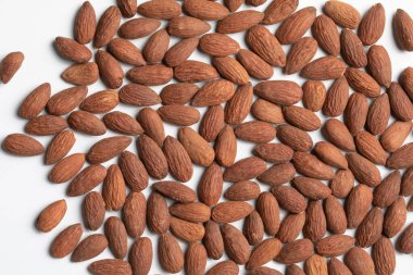 Kabuklu kızarmış badem dokusu beyaz arkaplanda