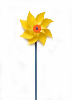 Yel Değirmeni Oyuncağı, Eski Moda Retro Sarı Plastik Üst Görünüm Fotoğraf Beyaz Arkaplanda İzole Edildi 