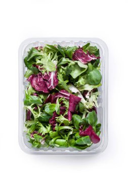 Karışık yeşil salata, beyaz arka planda izole edilmiş Makro, Plastik paketli - Üst Manzara, Makro Kapalı
