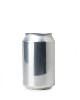 Soda veya bira için gerçek alüminyum kutu, ambalaj veya maket için ön görünüm, beyaz arkaplanda izole edilmiş