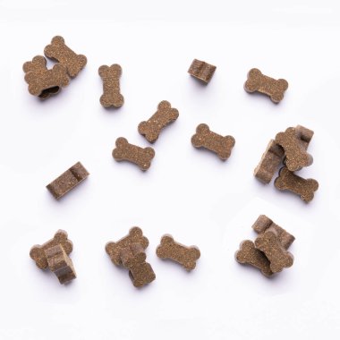 Atıştırmalık köpek bisküvileri, köpek maması, köpek maması, genel merkez Makro Yakın plan Üst Görünüm, beyaz arka planda izole edilmiş.