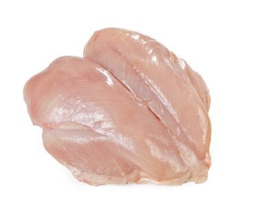 Tüm pişmemiş tavuk göğsü beyaz arka planda izole edilmiş.
