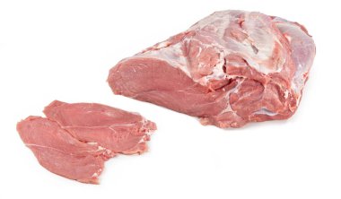 Dana Göğüs eti - Çiğ Et - Beyaz Arkaplanda İzole Edildi