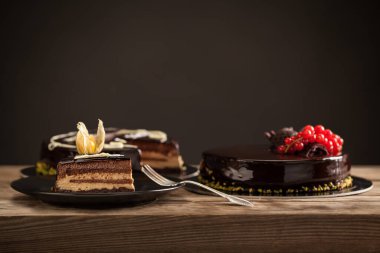 Setteveli pastası - yedi peçeli pasta - dilimlenmiş - gevrek Gianduia ve mısır gevreği üzerine uzanan çikolata dilimleri serisi