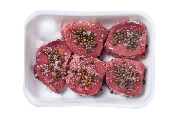 Beyaz Arka Planda Yeşil Biberli Biftek Filetosu Servis Konteynırı — Stok fotoğraf