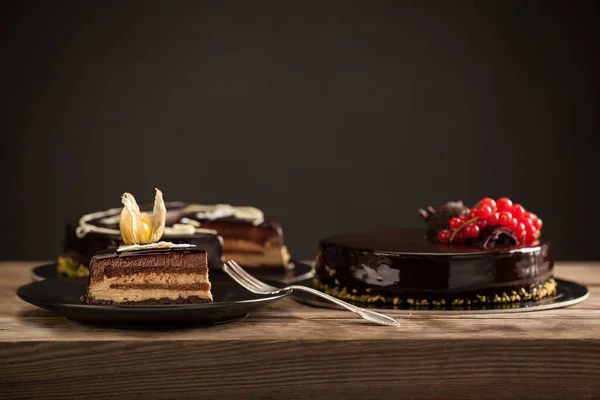 Setteveli pastası - yedi peçeli pasta - dilimlenmiş - gevrek Gianduia ve mısır gevreği üzerine uzanan çikolata dilimleri serisi