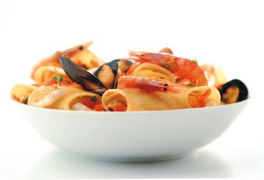paccheri gamberi e cozze beyaz arkaplan üzerinde izole