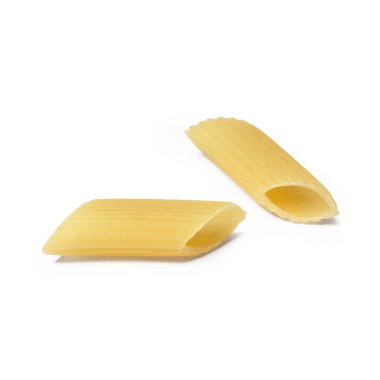 İtalyan Makarnası - Mezze Penne Rigate - Tipi - Beyaz Arkaplanda İzole Edildi