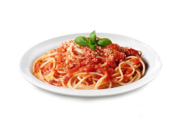 Domates soslu İtalyan Makarnası ve Basil Yaprakları - Beyaz Arkaplanda İzole Edilmiş