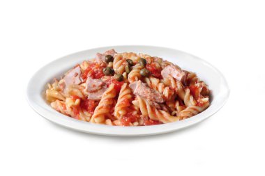 Ton balığı soslu İtalyan Makarnası ve kapari sosu - Beyaz arka planda izole edilmiş