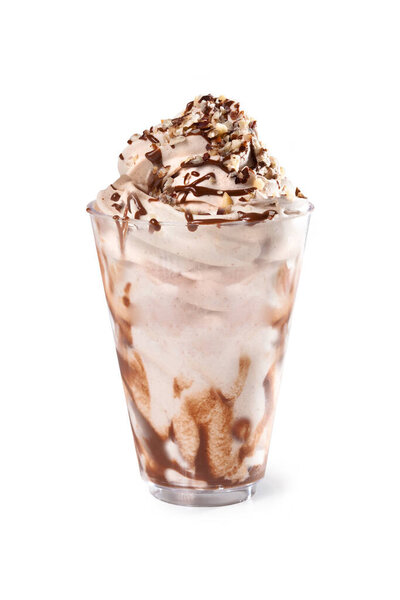 Мусс-мороженое в стеклянном ореховом десерте изолированы на белом фоне
