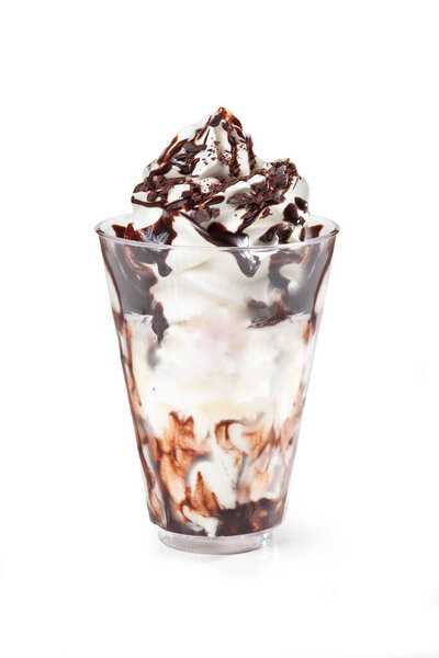 Мусс-мороженое в шоколаде из стекла и ванильный десерт изолированы на белом фоне