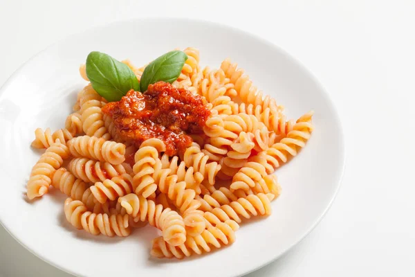 Domatesli Fusilli, soslu İtalyan Makarnası