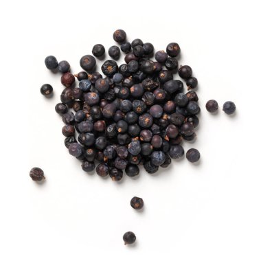 Juniper Berries, Hump of Black Raw Spice in Topk, Aromatic Berries Top View, Close-Up Macro, Yukarıdan İzole Edilmiş Beyaz Arkaplanda
