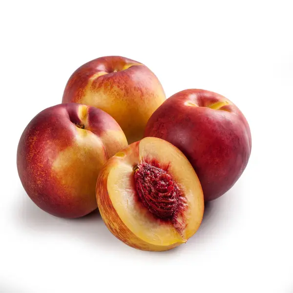 采购产品蜜桃 一对光滑的 光滑的 切开的 一半的桃子品种 红色和黄色的详细特写宏观在白色背景的红石上 — 图库照片