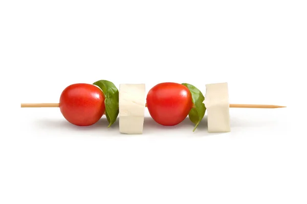 Basil 'le Domates ve Mozzarella Isırıkları Beyaz Arkaplanda İzole İtalyan Yemeğini Bırakıyor
