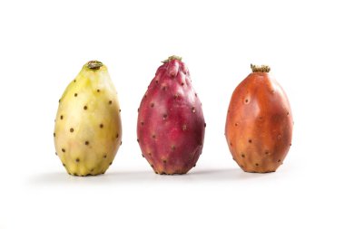 Gölgeli Dikenli Armutlar, Sicilya Opuntia Kaktüsü 'nden Üç Soyulmamış İncir Sarı, Kırmızı ve Turuncu Hint Meyveleri Beyaz Arkaplan' da Ayrıntılı Kapalı Macro Detaylı