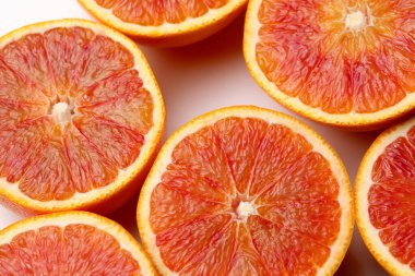 Beyaz arka planda kırmızı turuncu üst görünüm - Arancia Tarocco - Citrus sinensis 