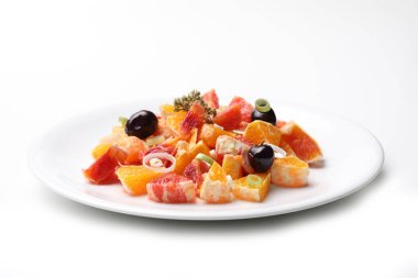 Beyaz arka planda izole edilmiş Sicilya portakal salatası