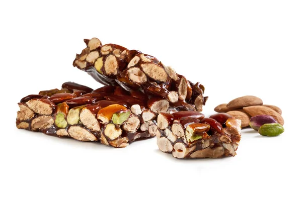 Sicilya Nougat Bademleri ve Pistachio beyaz arka planda izole edilmiş.