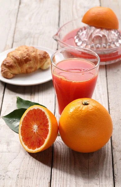 Orange Juice Drink Glass White Wooden Table Whole Oranges Green — Stock Photo, Image