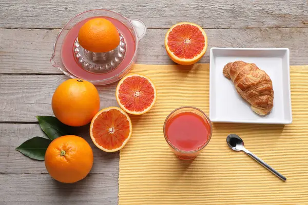 Orange Juice Breakfast White Wooden Table Whole Oranges Green Leaves — Stock Photo, Image
