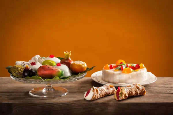 Tipik Sicilya tatlıları, ricotta cannoli, Sicilya cassata keki, bademli hamur tatlısı ve badem ezmesi.