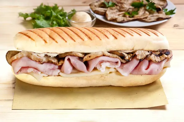 Porchetta, peynir ve kızarmış patlıcanlı tipik İtalyan sandviçi.