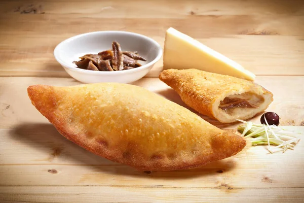 Tuma peyniri ve ançüezli tipik Sicilya usulü kızarmış hamur pizzası.