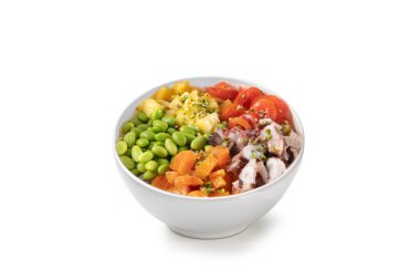 Ahtapot, edamame, ananas, portakal, vişneli domatesler beyaz arka planda izole edilmiş.