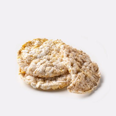 Beyaz arka planda mısır gevreği kekleri. Bu kekler genellikle ekmek ya da hafif atıştırmalık olarak kullanılır, tatlı ve lezzetli malzemelerle eşleşmek için mükemmeldir..