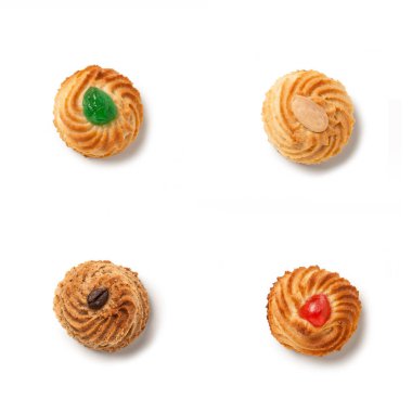 Beyaz arka planda izole edilmiş geleneksel İtalyan şekerli şekerli badem kurabiyeleri.